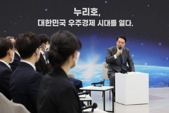 윤석열 대통령이 지난달 6일 대전시 유성구 한국항공우주연구원에서 열린 우주경제 비전 선포식에서 누리호 연구진 및 산업체 관계자들과 대화하고 있다. 연합뉴스